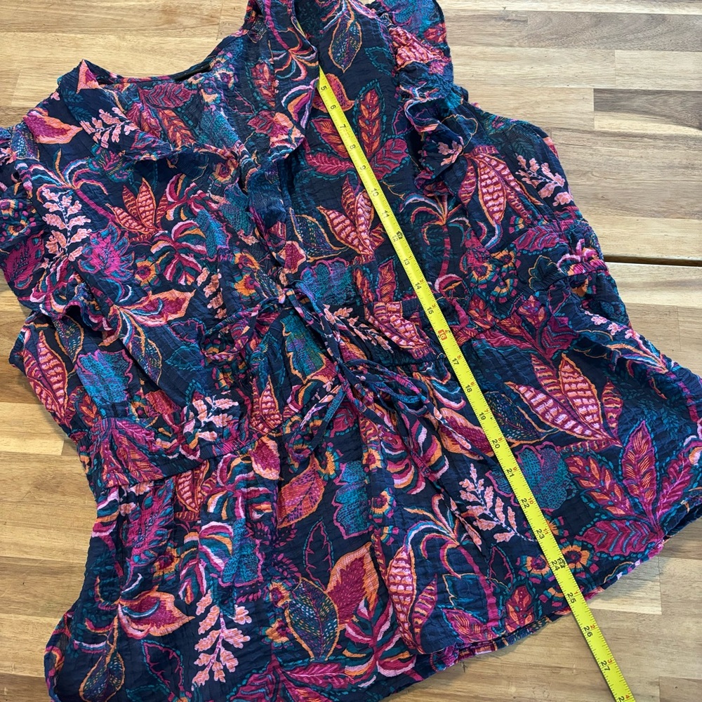 Women’s Floral Ruffle V-Neck Top in Navy and Pink - Picture 5 of 8
